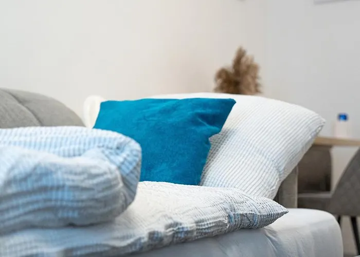 Mimis Lakeside - Newly Renovated *